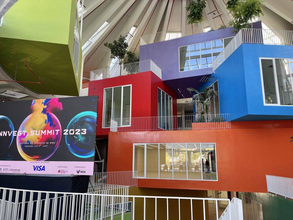 Scherm van Innvest Summit 2023 in de kleurrijke Piramide van Tirana